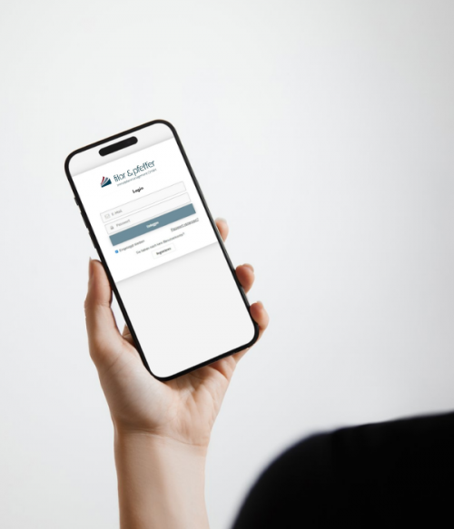 Smartphone mit Login zum digitalen Kundenportal von Filor & Pfeffer