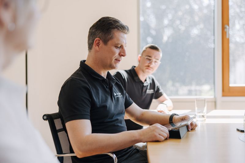 Filor & Pfeffer Mitarbeiter besprechen digitale Unterlagen im Konferenzraum