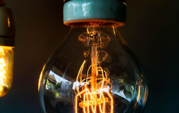 Leuchtende Glühbirnen als Symbol für Stromsparen und Energieeffizienz in Wohnimmobilien