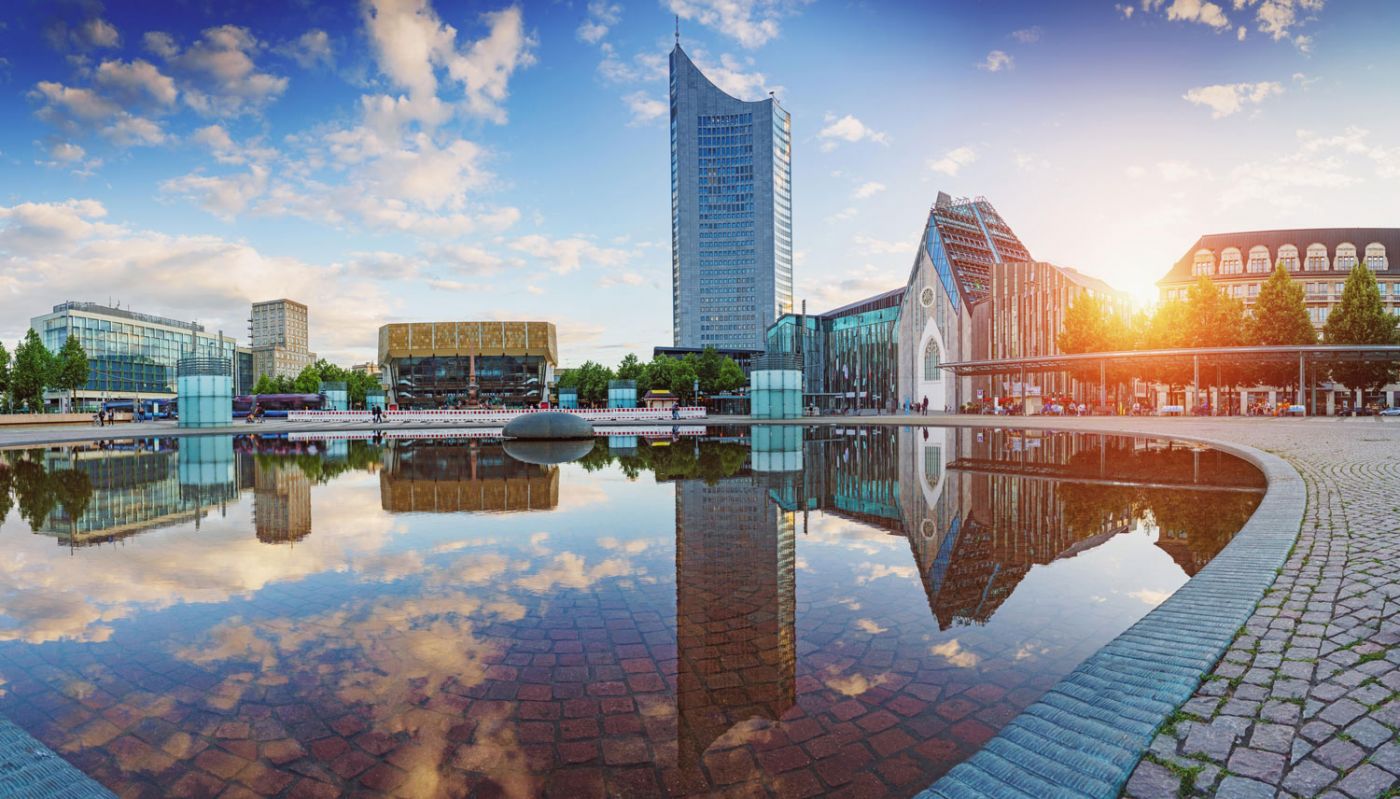 kyline von Leipzig am Augustusplatz mit City-Hochhaus und Spiegelung im Wasser