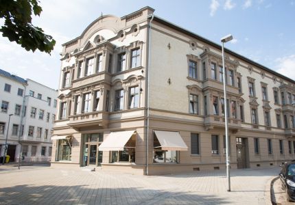 Historisches Wohn- und Geschäftshaus am Lessingplatz in Magdeburg mit sanierter Fassade
