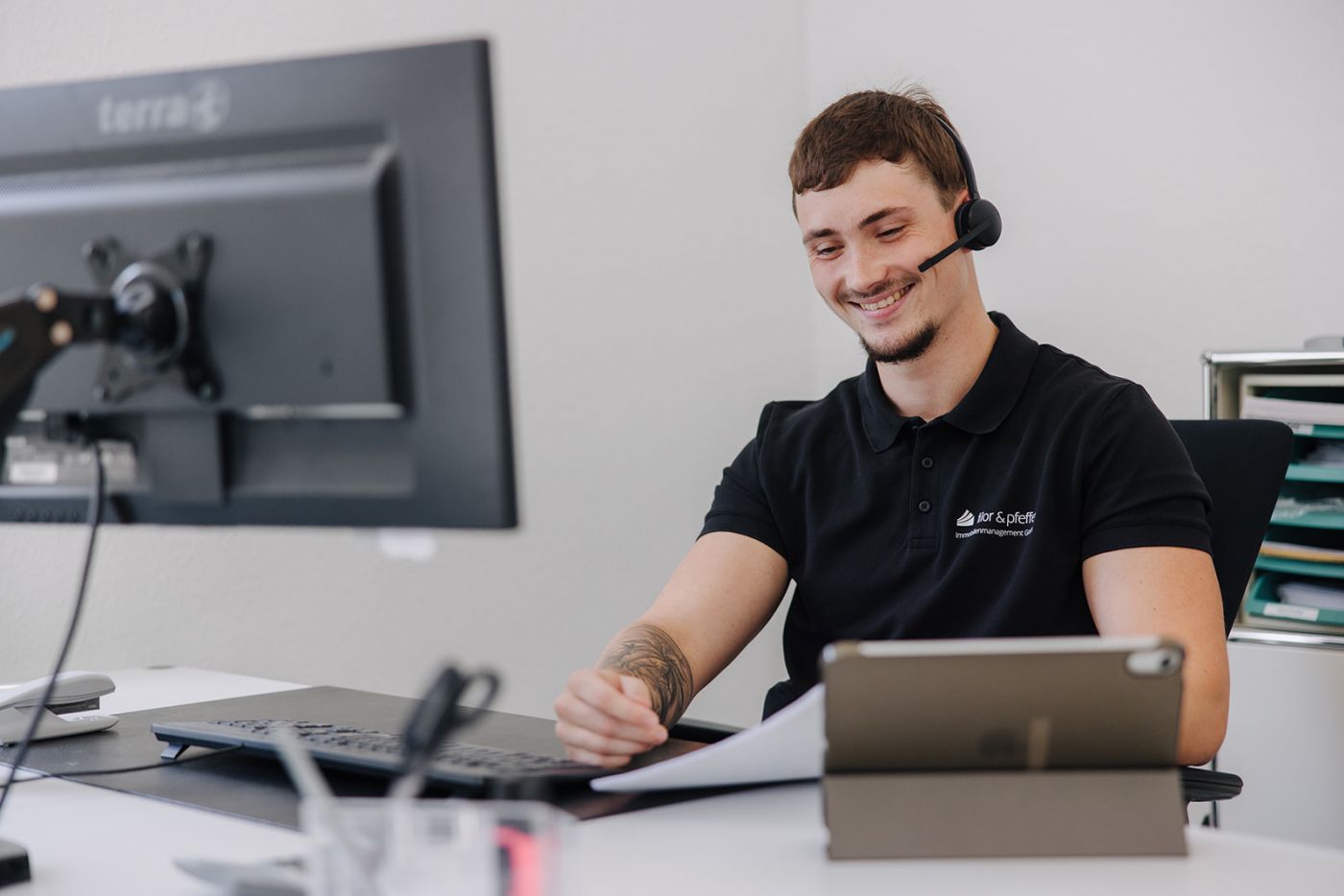 Mitarbeiter von Filor & Pfeffer im Kundenservice mit Headset am Schreibtisch