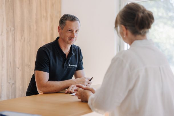 Mitarbeiter von Filor & Pfeffer im Beratungsgespräch zur Immobilienverwaltung