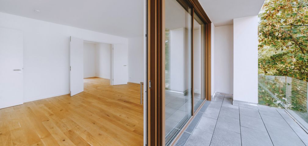 Helle Wohnung mit Parkettboden, bodentiefen Fenstern und Balkon in moderner Wohnimmobilie