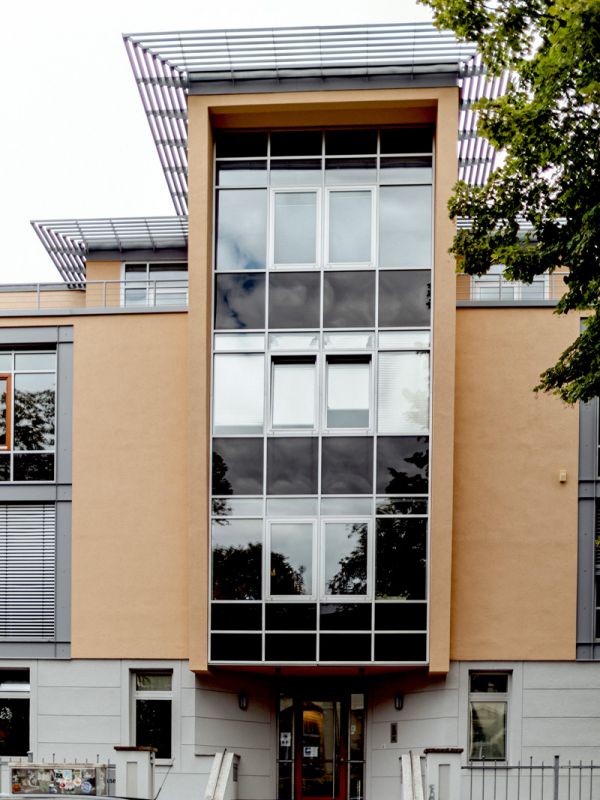 Bürogebäude von Filor & Pfeffer mit moderner Glasfassade am Eingang